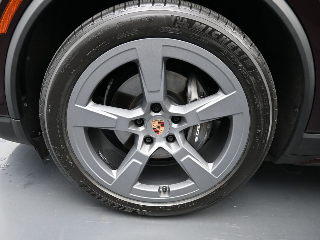 Certified 2025 Porsche Macan 4 Electric image 11
