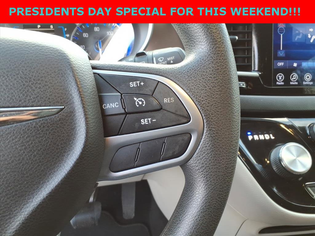 Used 2017 Chrysler Pacifica Touring image 18