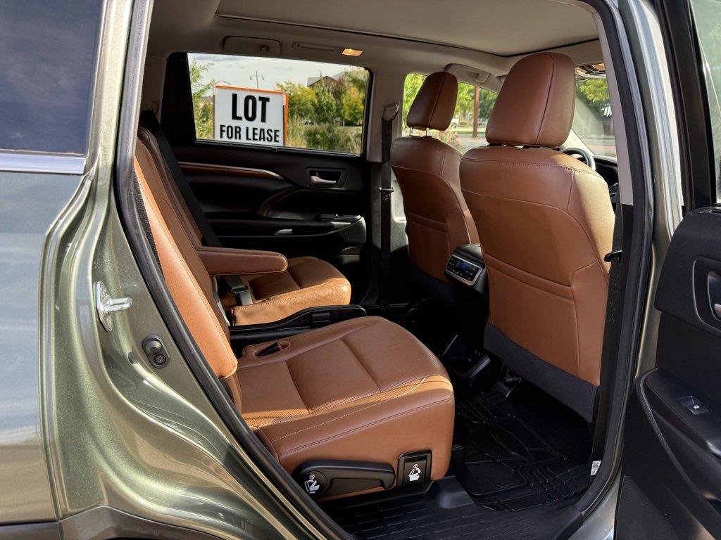Used 2017 Toyota Highlander Limited Platinum image 27