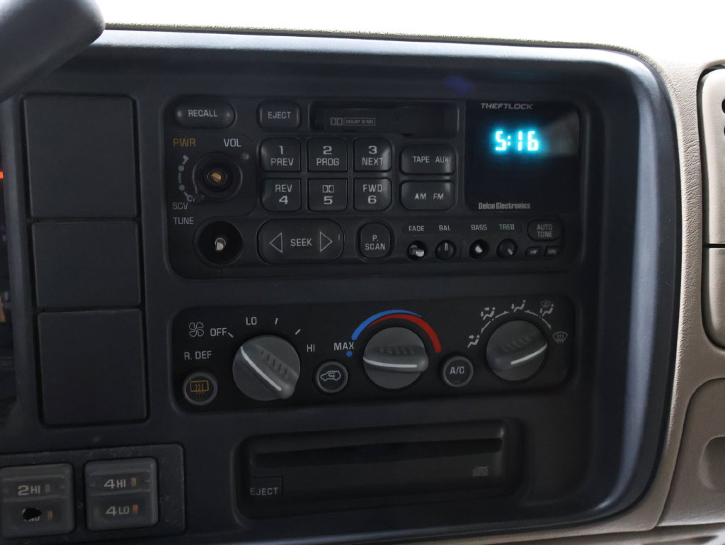 Used 1999 GMC Suburban 4WD w/ Marketing Opt Pkg 3 image 25
