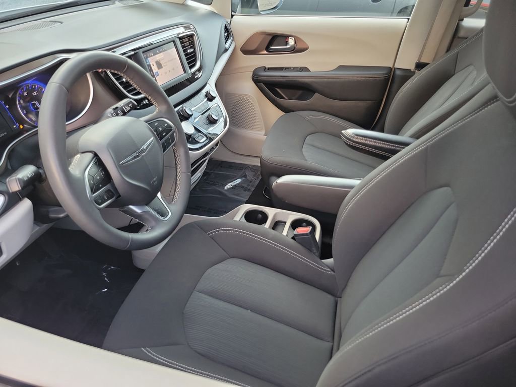 Used 2024 Chrysler Voyager LX image 3