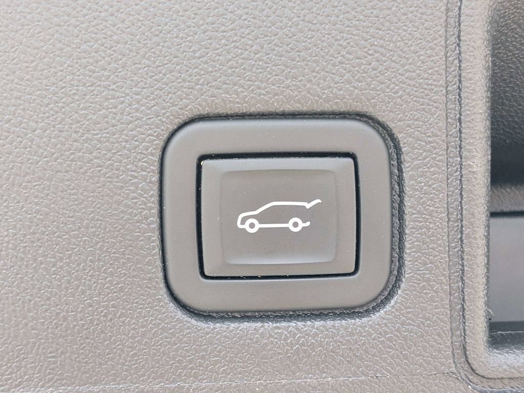 Used 2024 GMC Terrain SLT AWD/4WD image 13