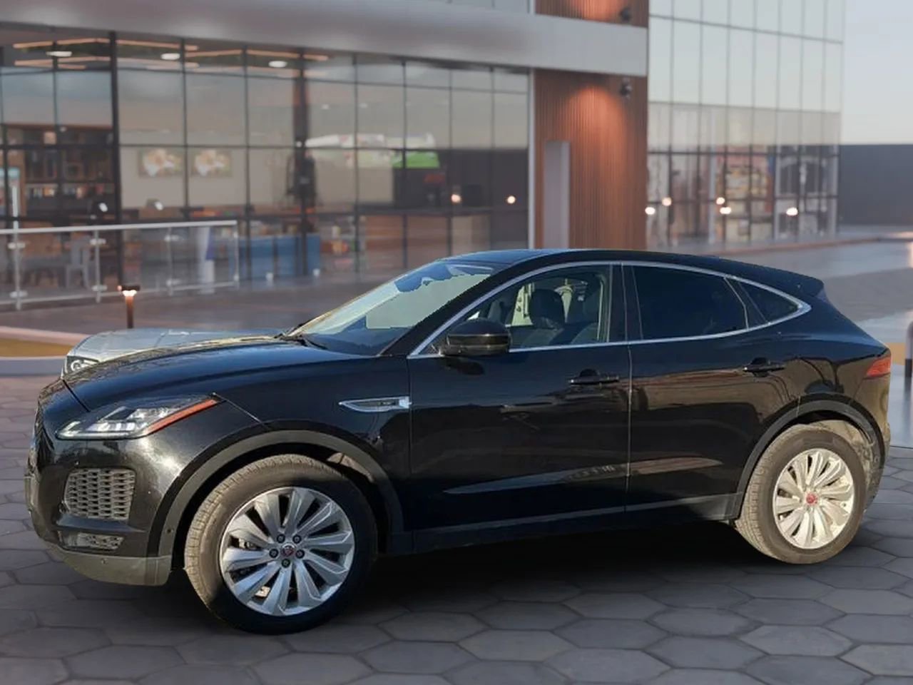 Used 2018 Jaguar E-PACE SE AWD/4WD image 2