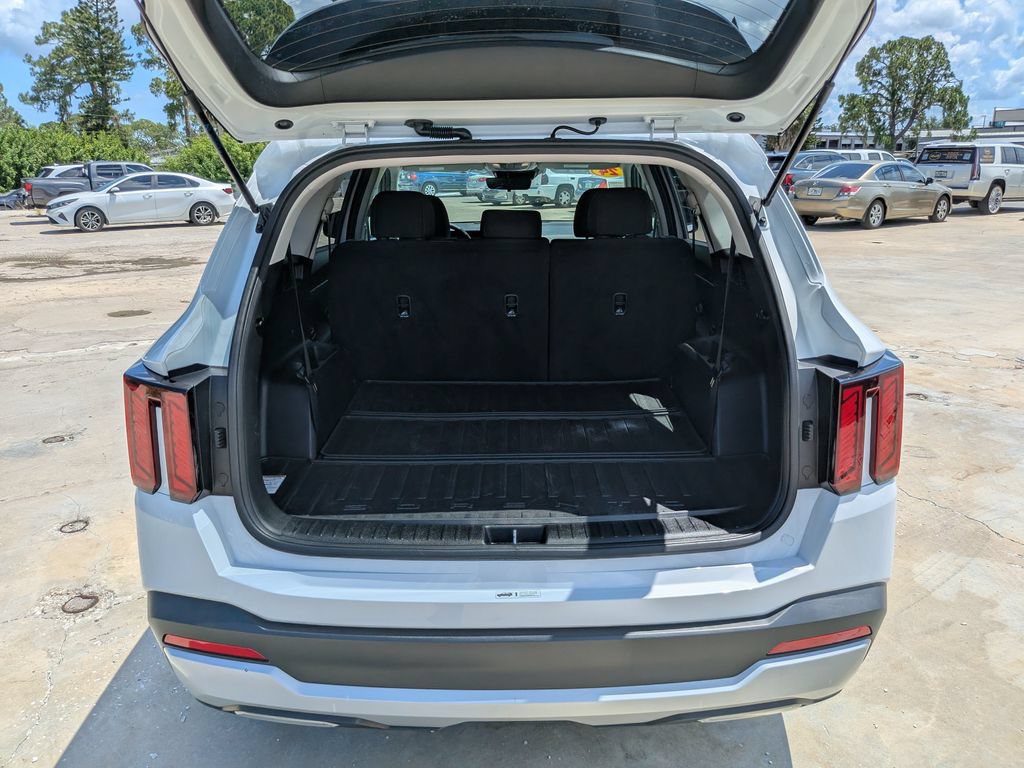 Certified 2024 Kia Sorento LX FWD image 12