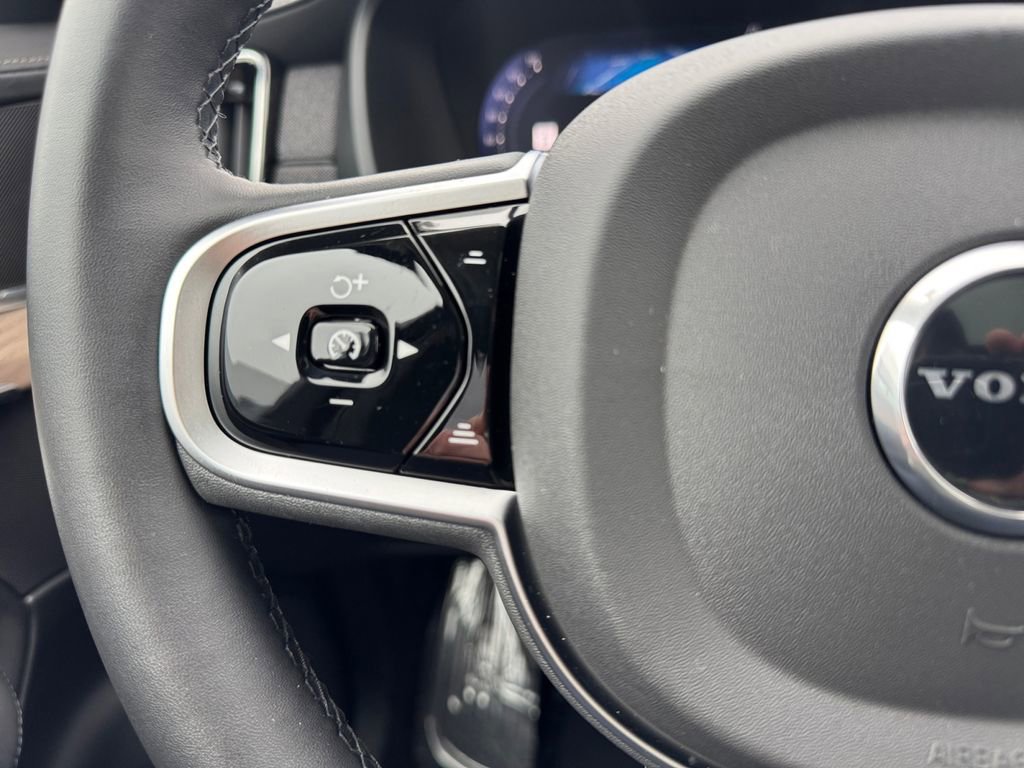 Certified 2025 Volvo XC90 B5 Plus AWD/4WD image 14