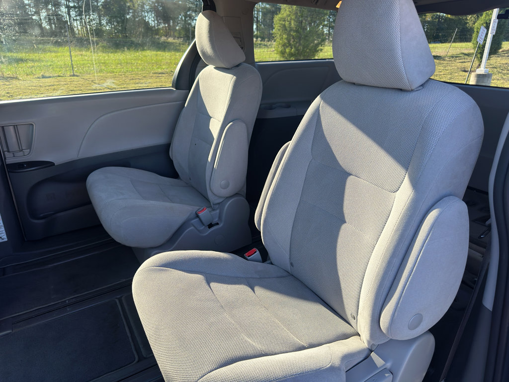 Used 2020 Toyota Sienna L image 12