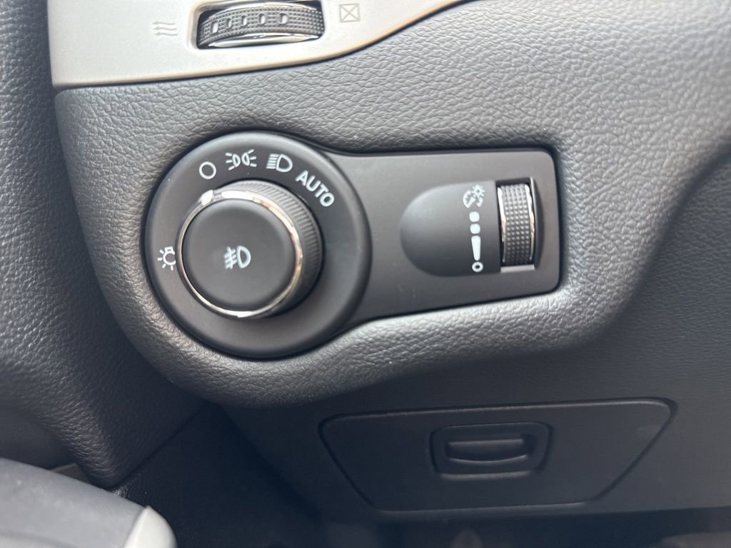 Used 2022 Jeep Cherokee Latitude image 32