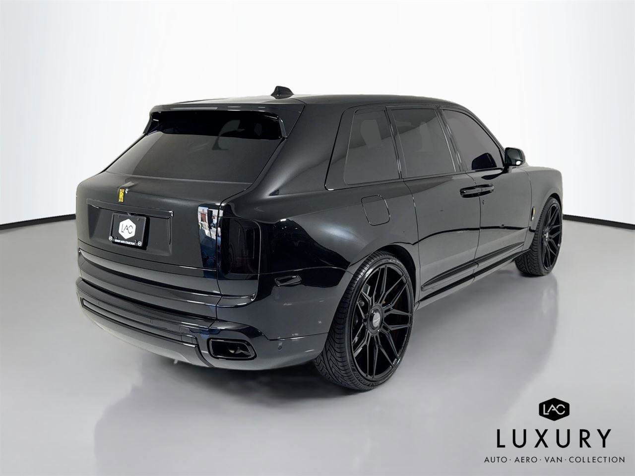 Used 2022 Rolls-Royce Cullinan w/ Interior Detailing Package image 6