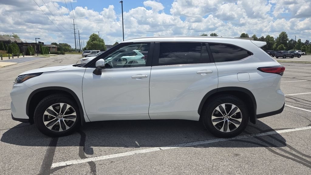 Used 2023 Toyota Highlander XLE FWD image 5