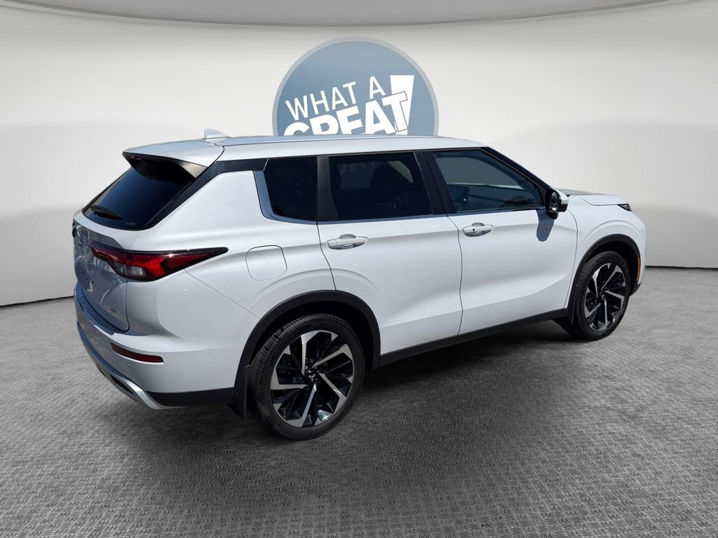 Used 2023 Mitsubishi Outlander SE AWD/4WD image 3