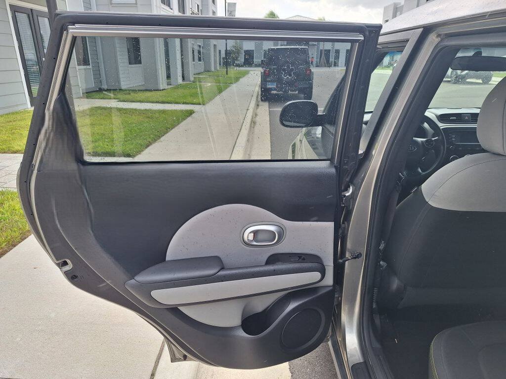 Used 2016 Kia Soul + FWD image 17