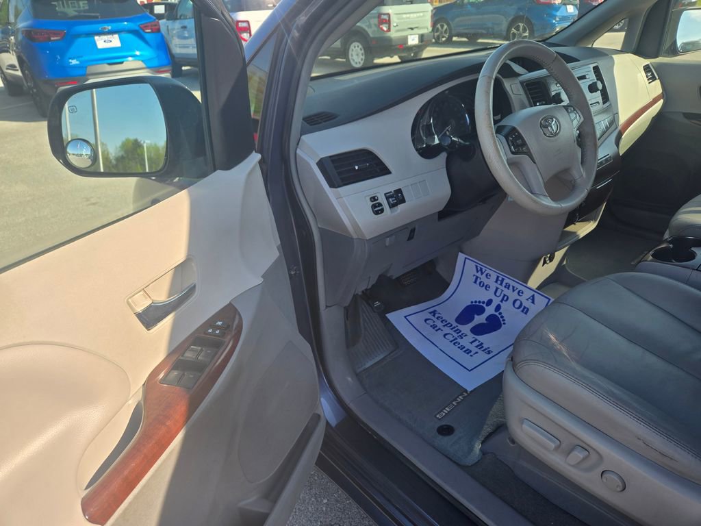Used 2014 Toyota Sienna XLE FWD image 6