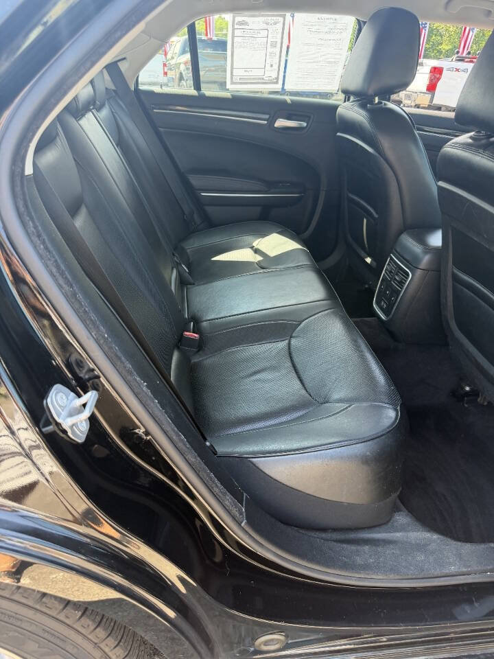 Used 2017 Chrysler 300 C RWD image 19