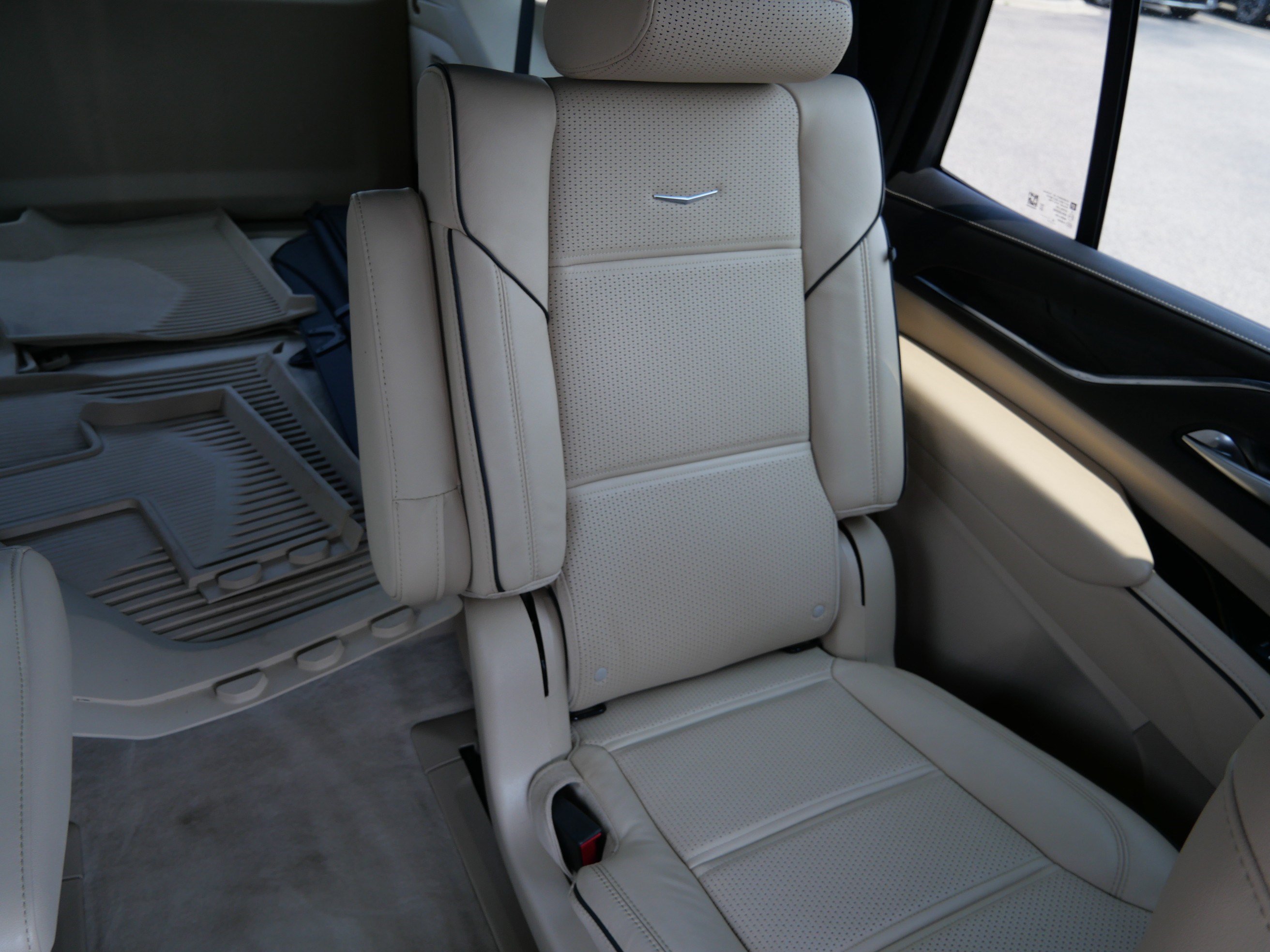 Used 2024 Cadillac Escalade Premium Luxury AWD/4WD image 14