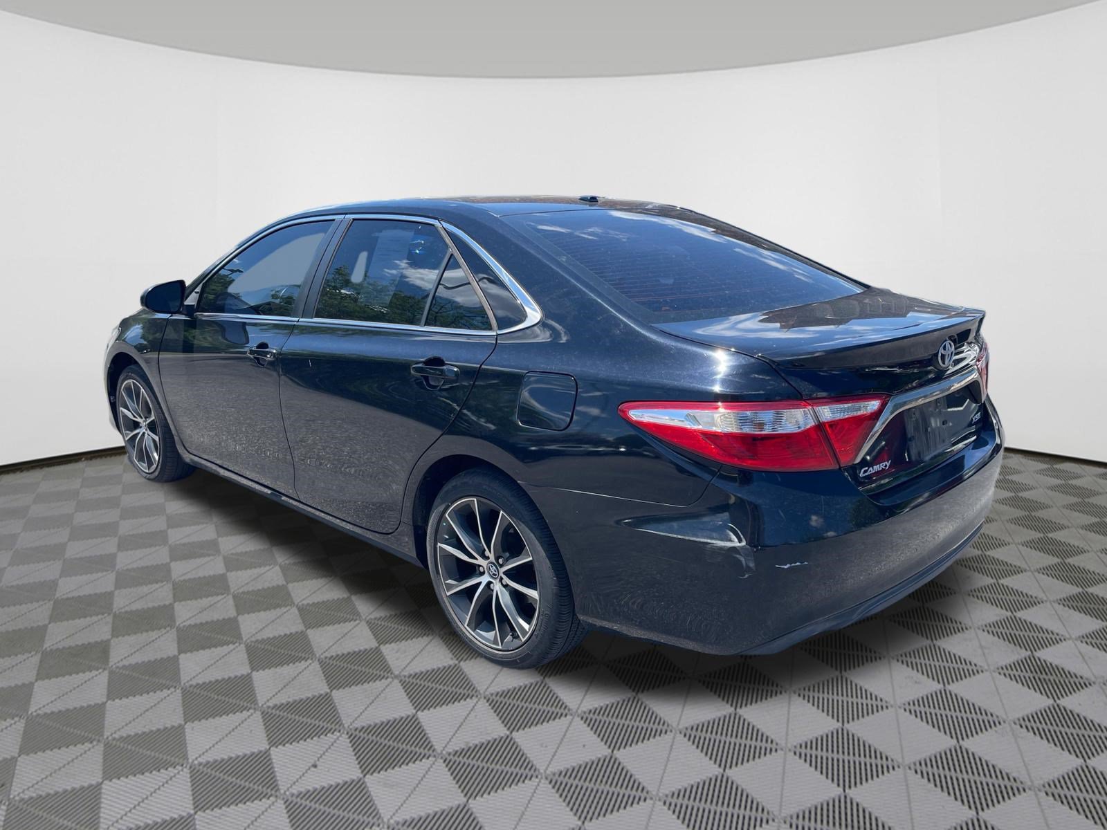Used 2017 Toyota Camry XSE w/ Moonroof Package FWD image 5