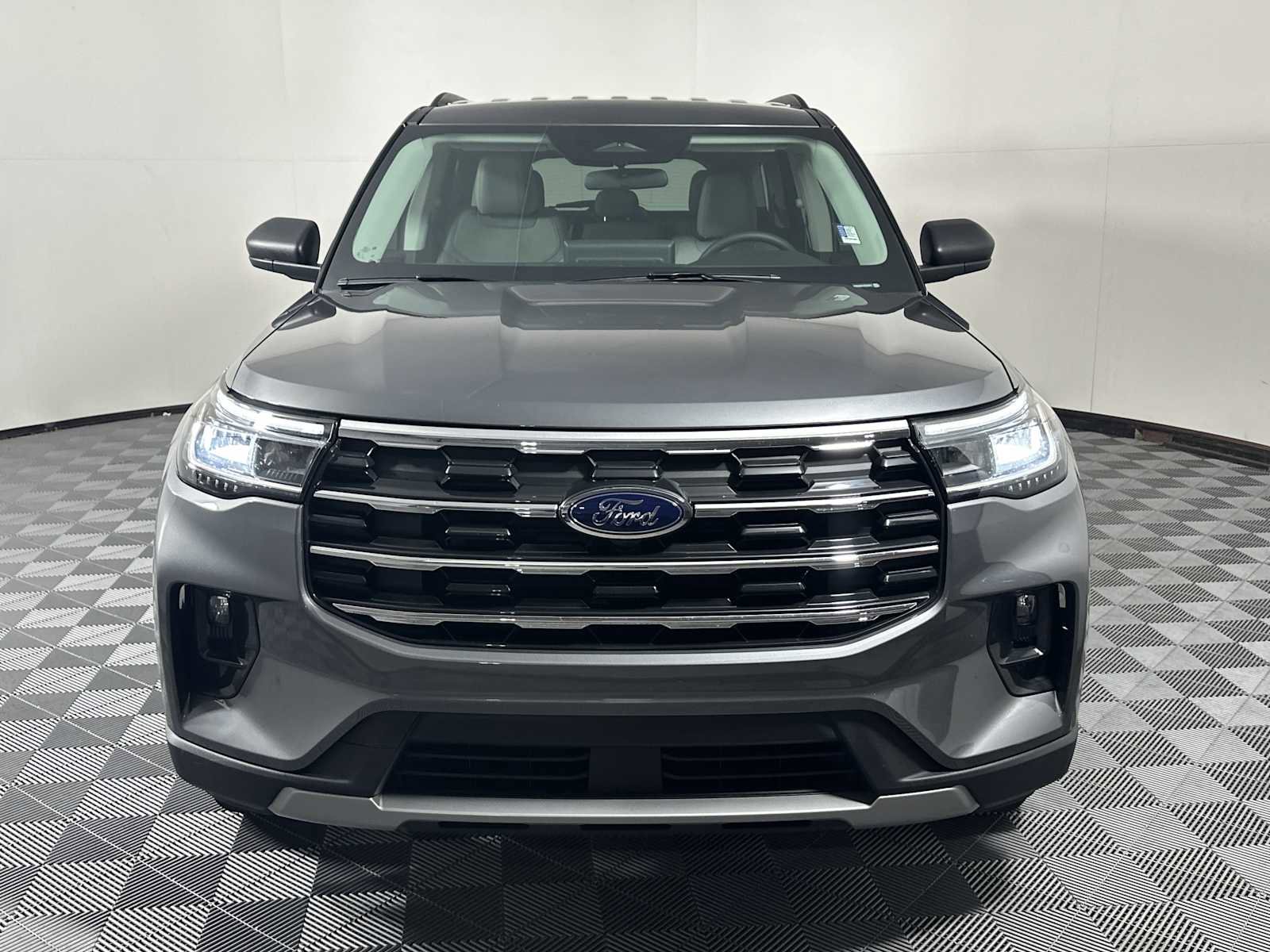 Used 2025 Ford Explorer Active w/ Active Comfort Package AWD/4WD image 2