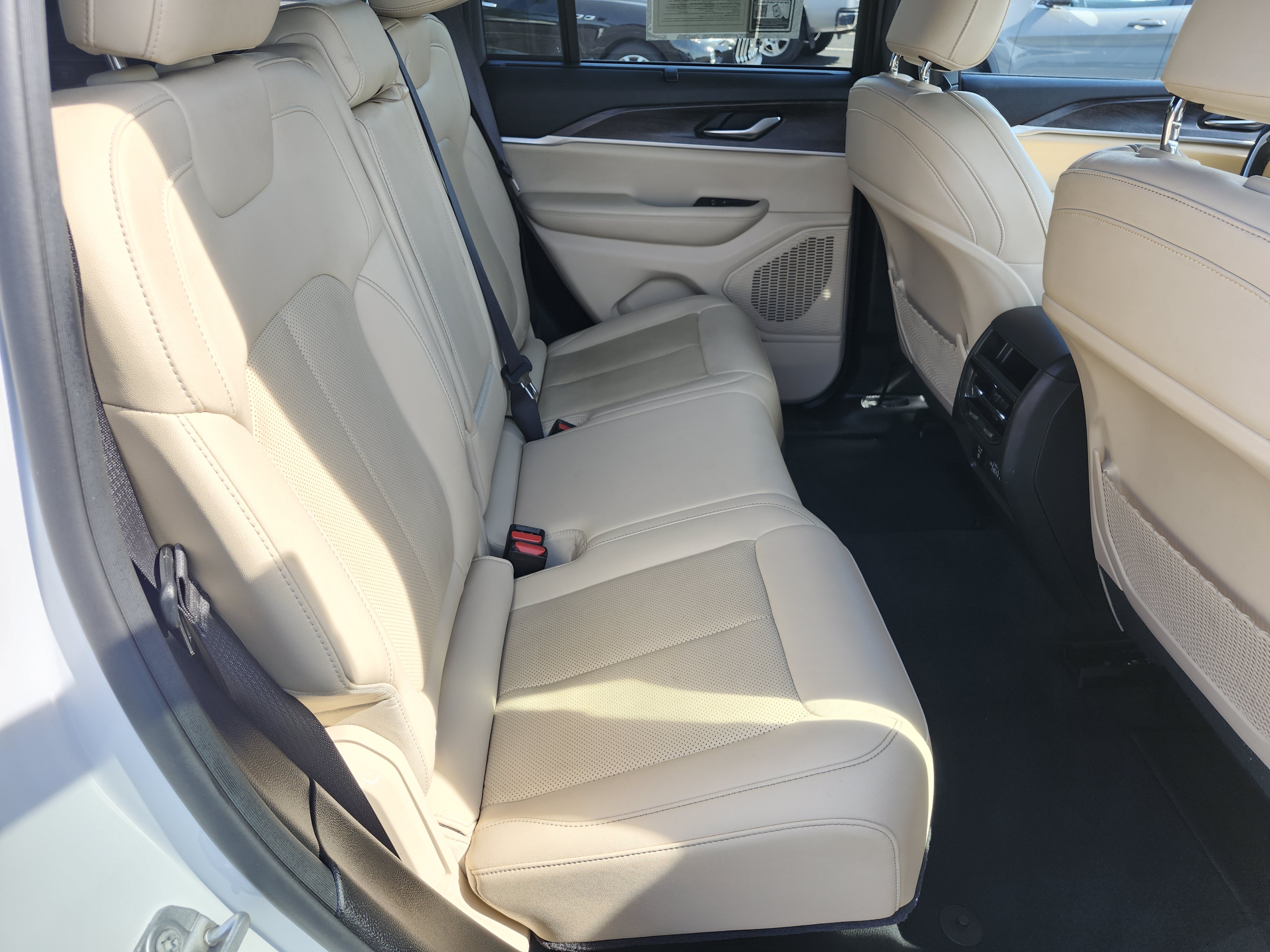 Used 2023 Jeep Grand Cherokee Limited w/ Luxury Tech Group II RWD image 19
