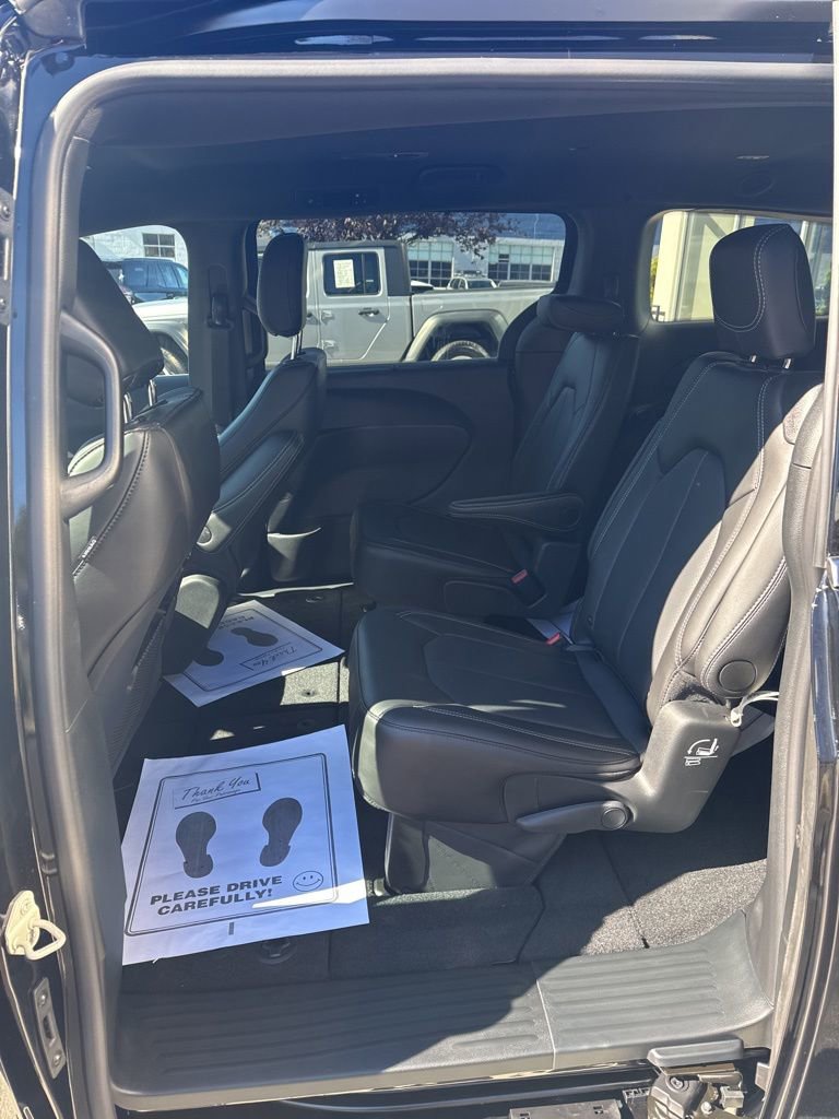 New 2026 Chrysler Pacifica Select image 11
