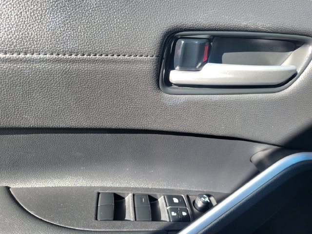Used 2025 Toyota Corolla Cross XLE FWD image 13