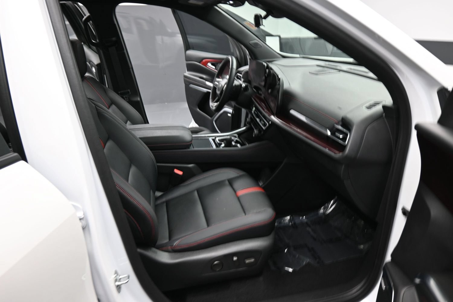 Used 2025 Chevrolet Traverse RS w/ LPO, Floor Liner Package FWD image 21
