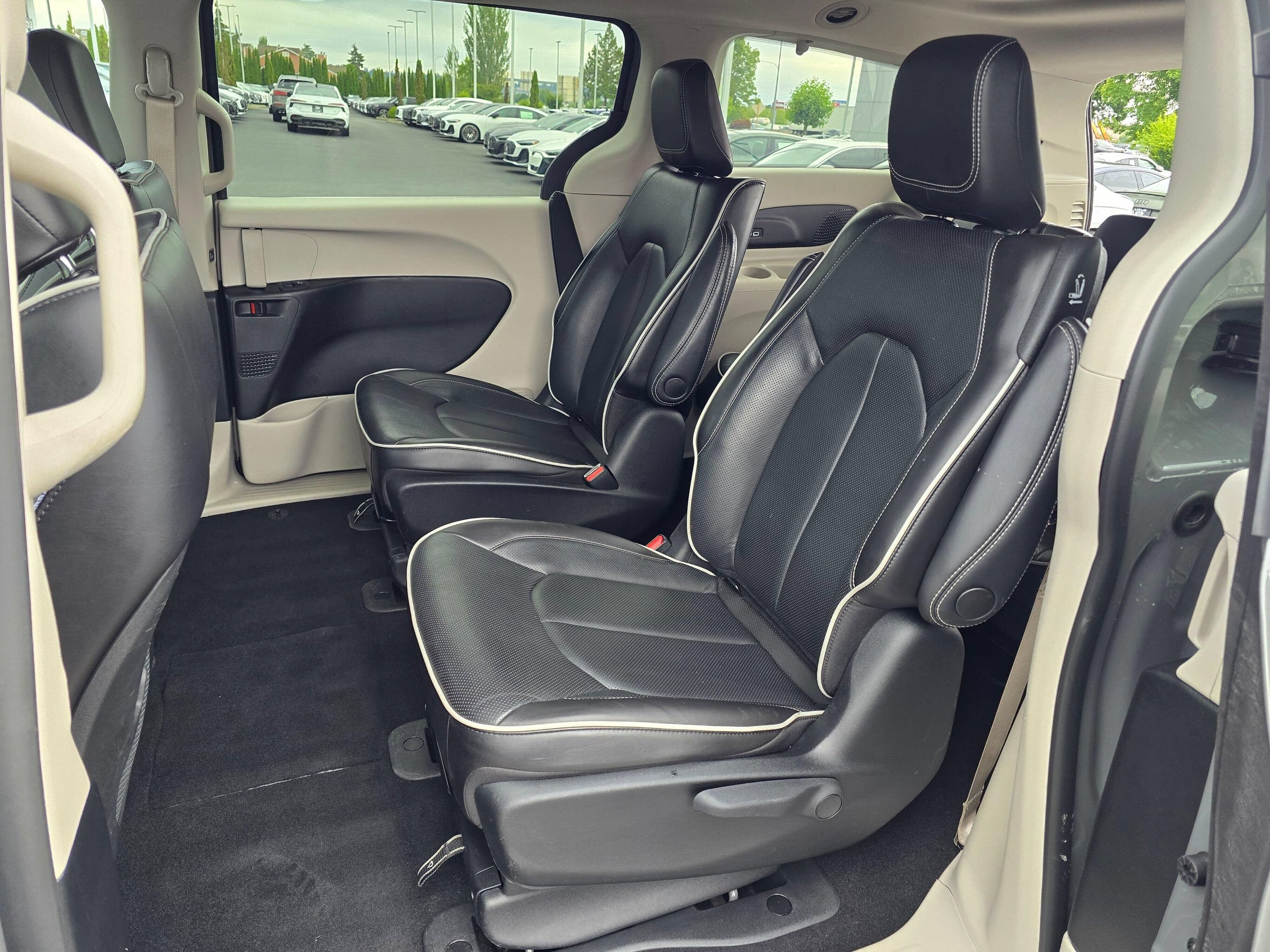 Used 2022 Chrysler Pacifica Limited FWD image 17