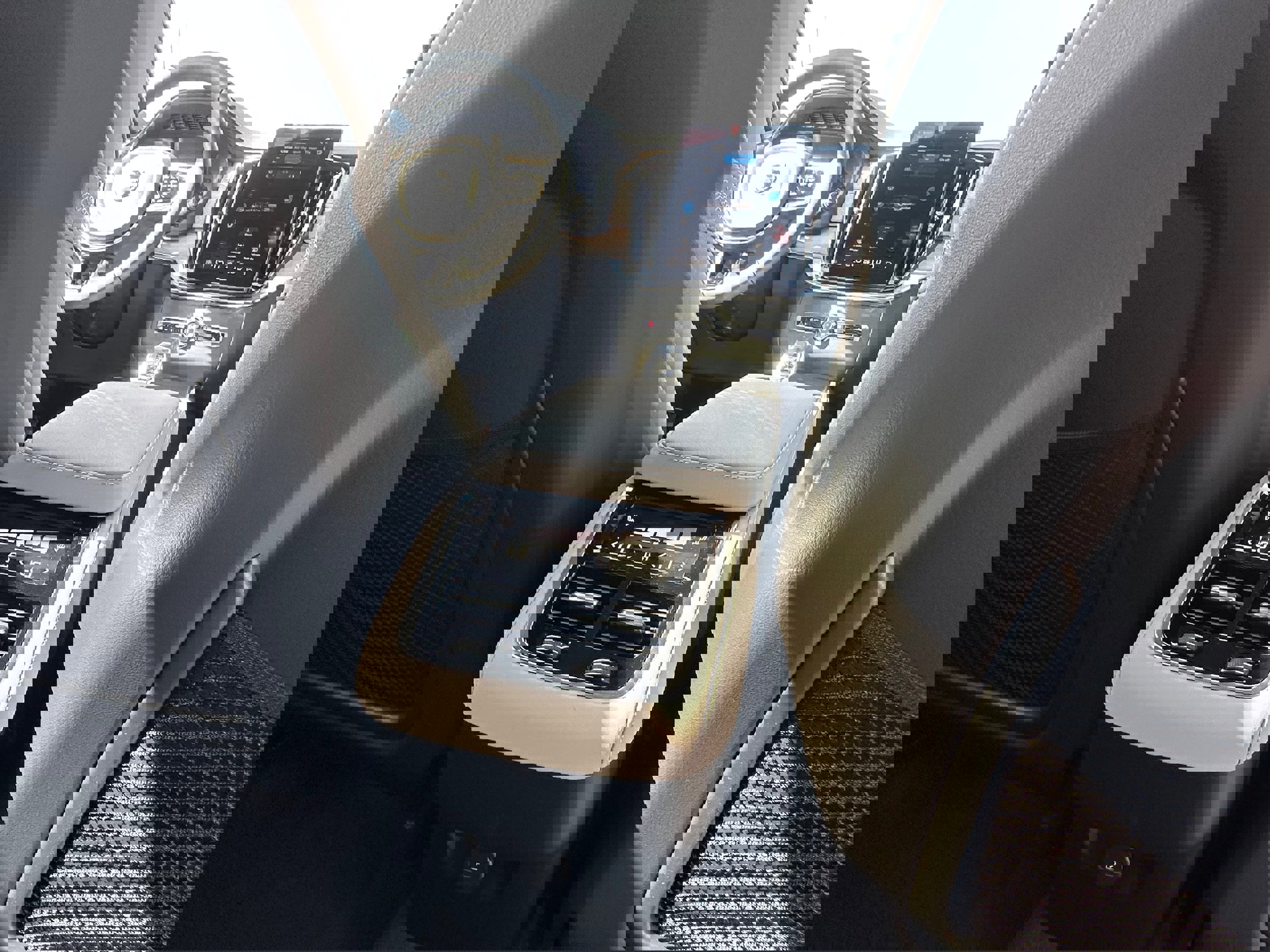 New 2026 Volvo XC90 B6 Plus w/ Protection Package Premier image 11