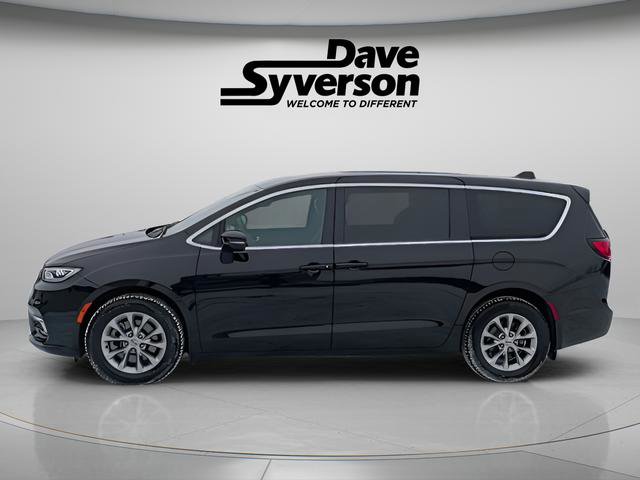 Used 2025 Chrysler Pacifica Select image 2