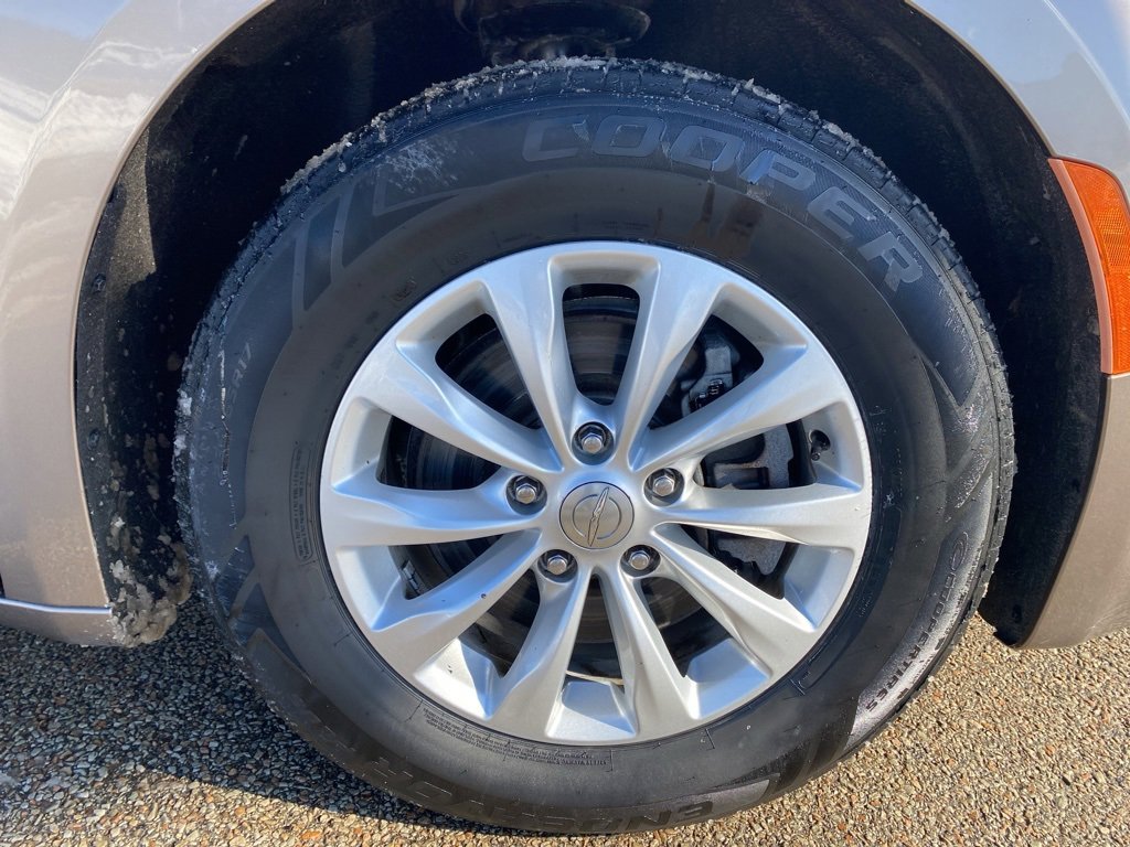 Used 2017 Chrysler Pacifica Touring-L image 9