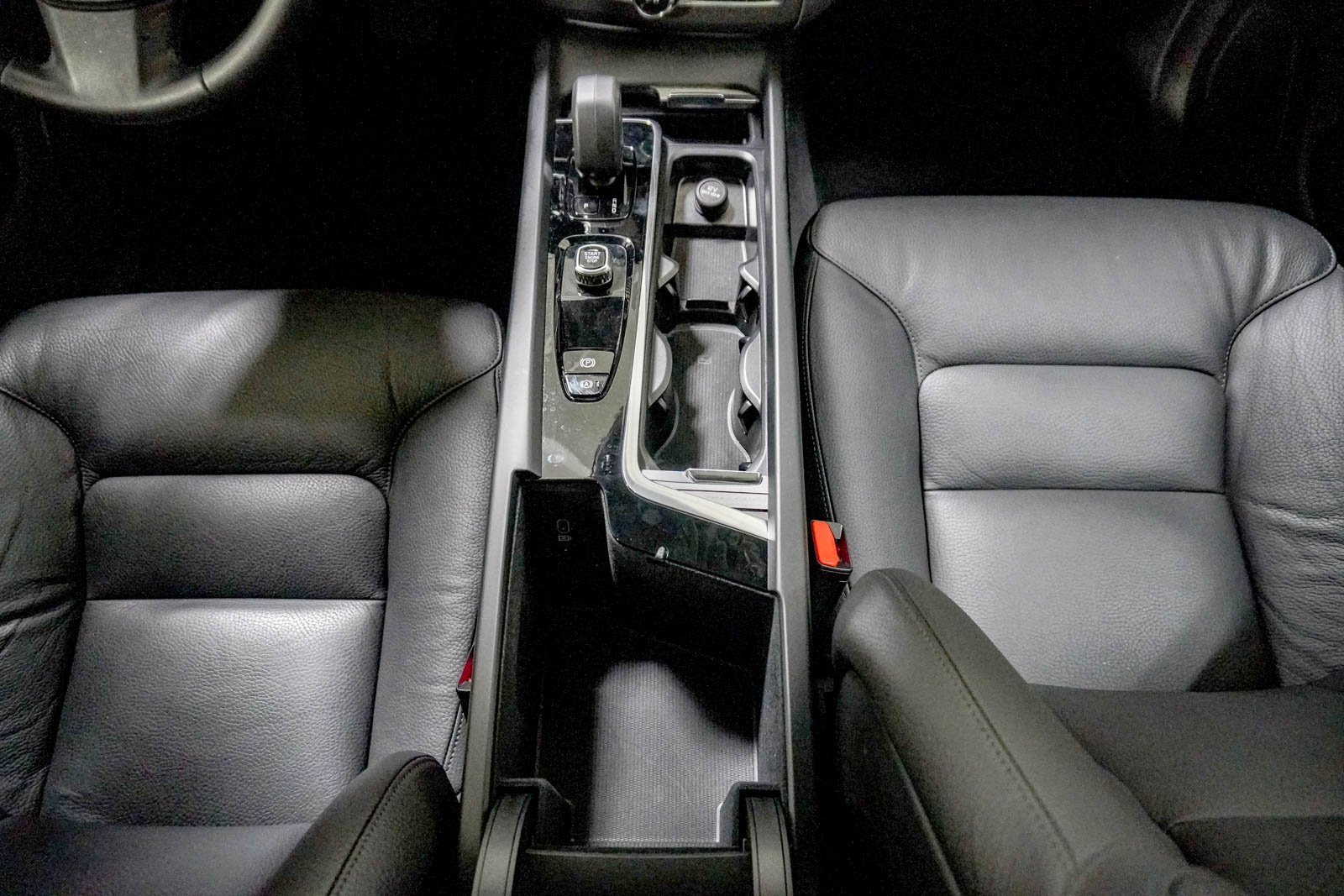 Used 2025 Volvo XC60 B5 Plus image 28