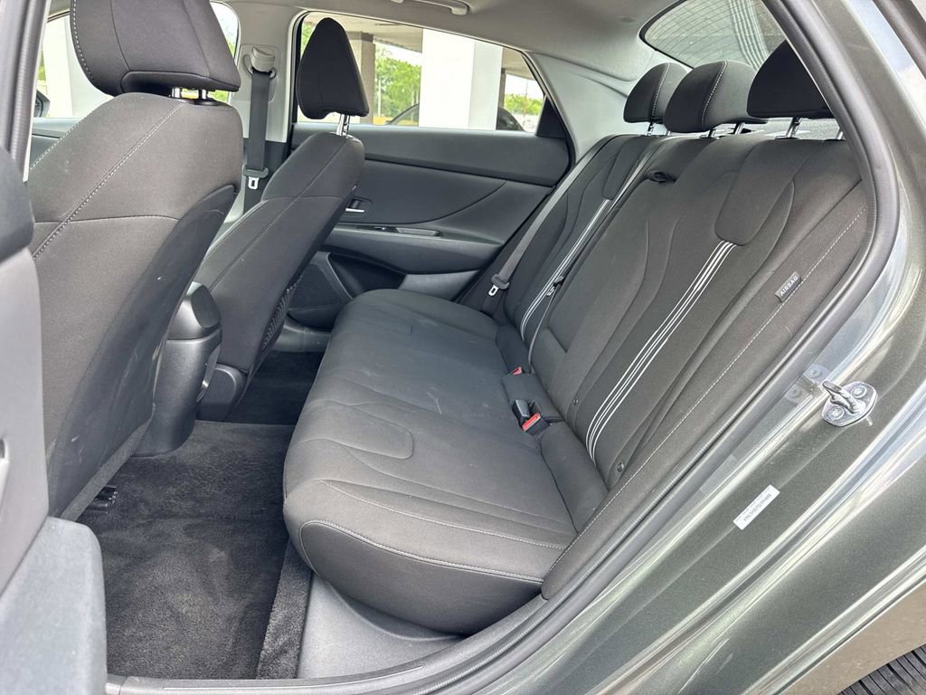 Used 2025 Hyundai Elantra SEL image 28