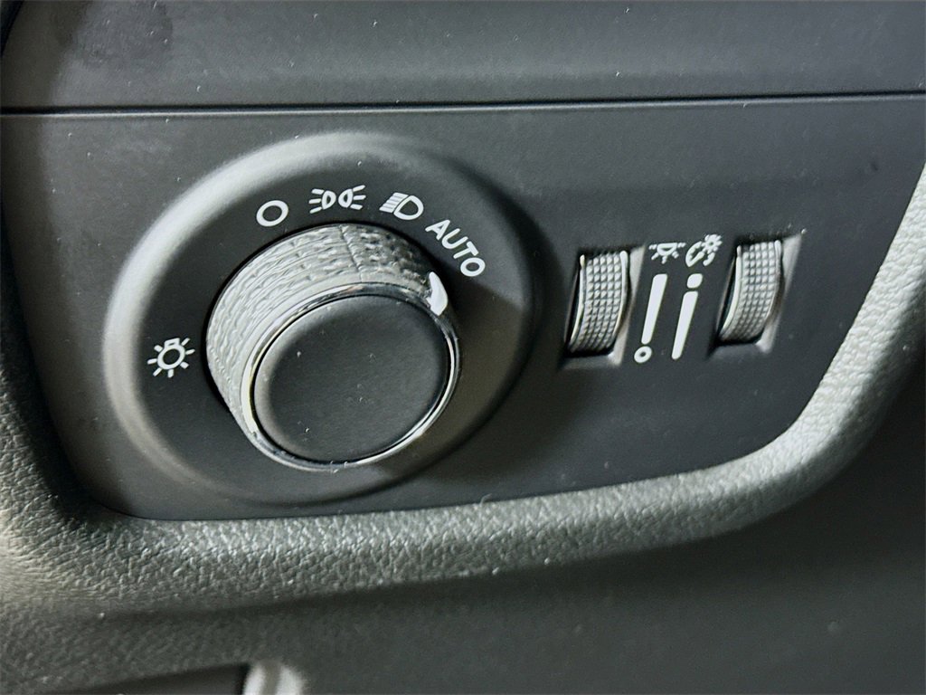 New 2025 Jeep Grand Cherokee Altitude image 10