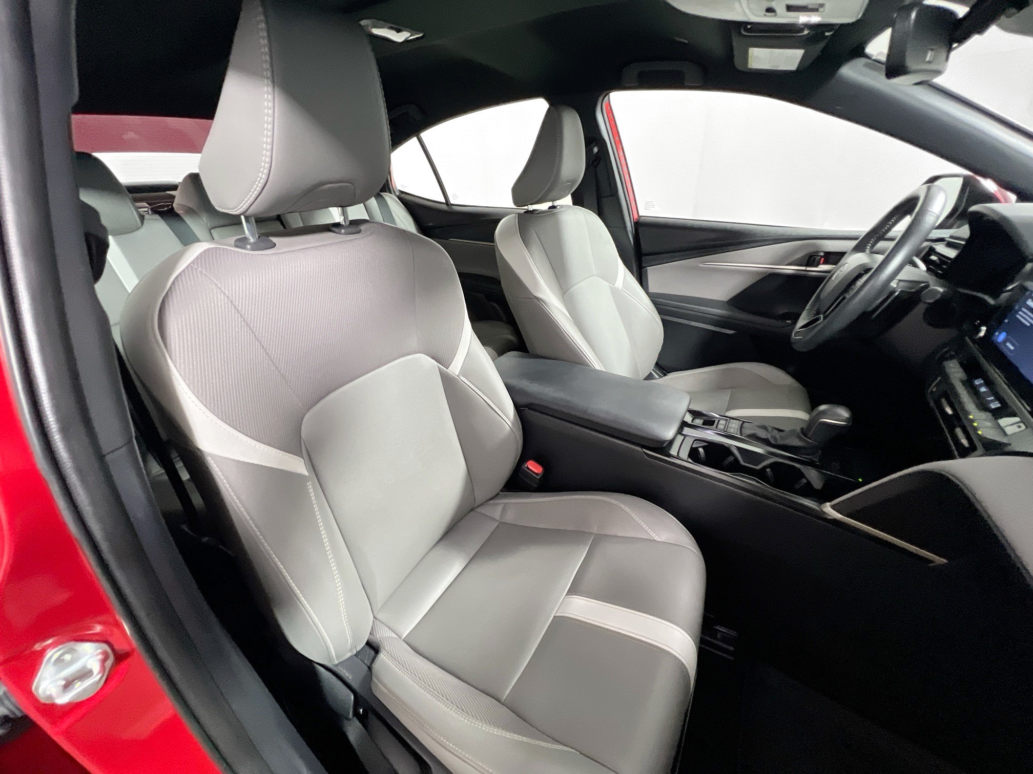 Used 2025 Toyota Camry SE w/ Convenience Package FWD image 29
