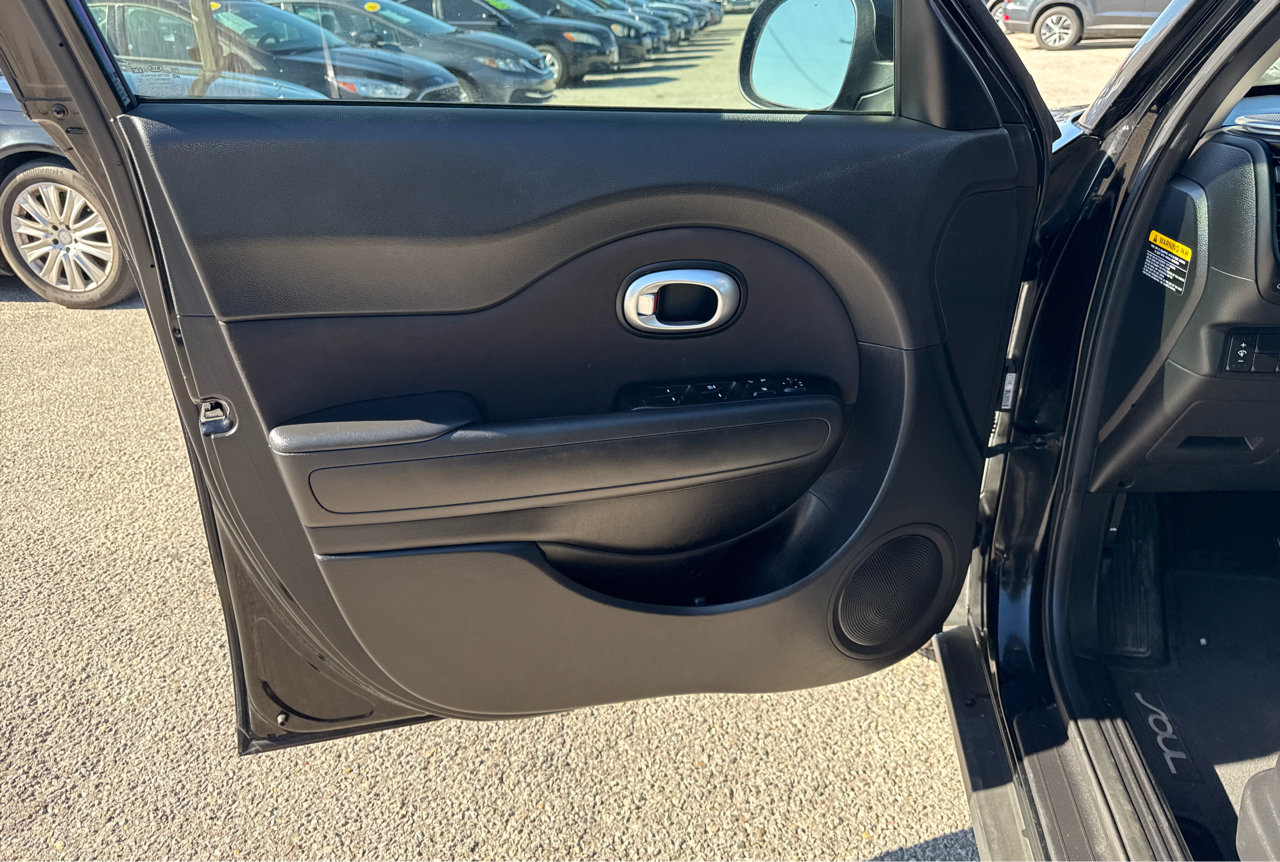 Used 2016 Kia Soul Base 6A image 10