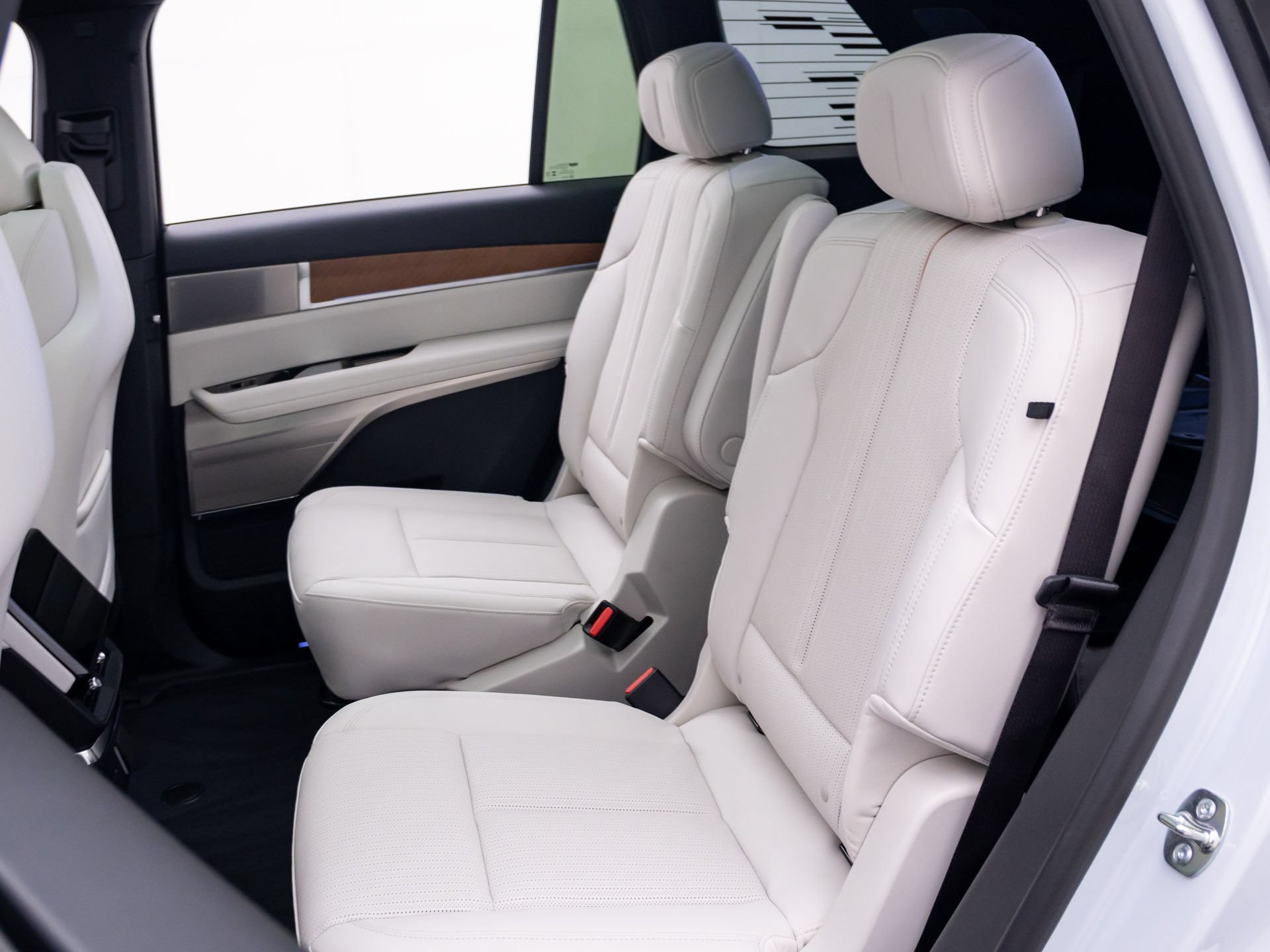 New 2026 Cadillac Vistiq Sport w/ LPO, Floor Liner Package AWD/4WD image 17
