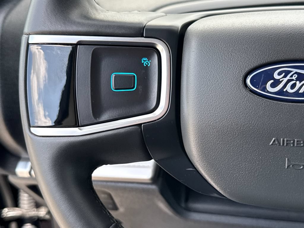 Used 2025 Ford Expedition Active RWD image 16