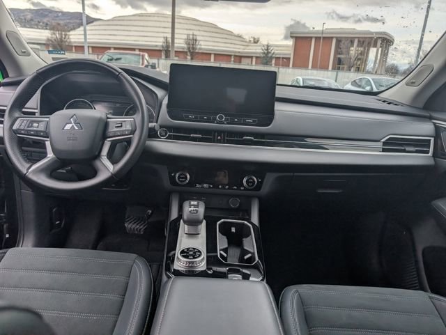Used 2025 Mitsubishi Outlander SE image 7
