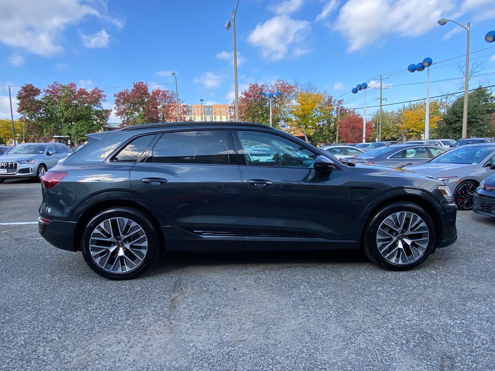 Used 2024 Audi Q8 e-tron Premium Plus w/ Premium Plus Package AWD/4WD image 2