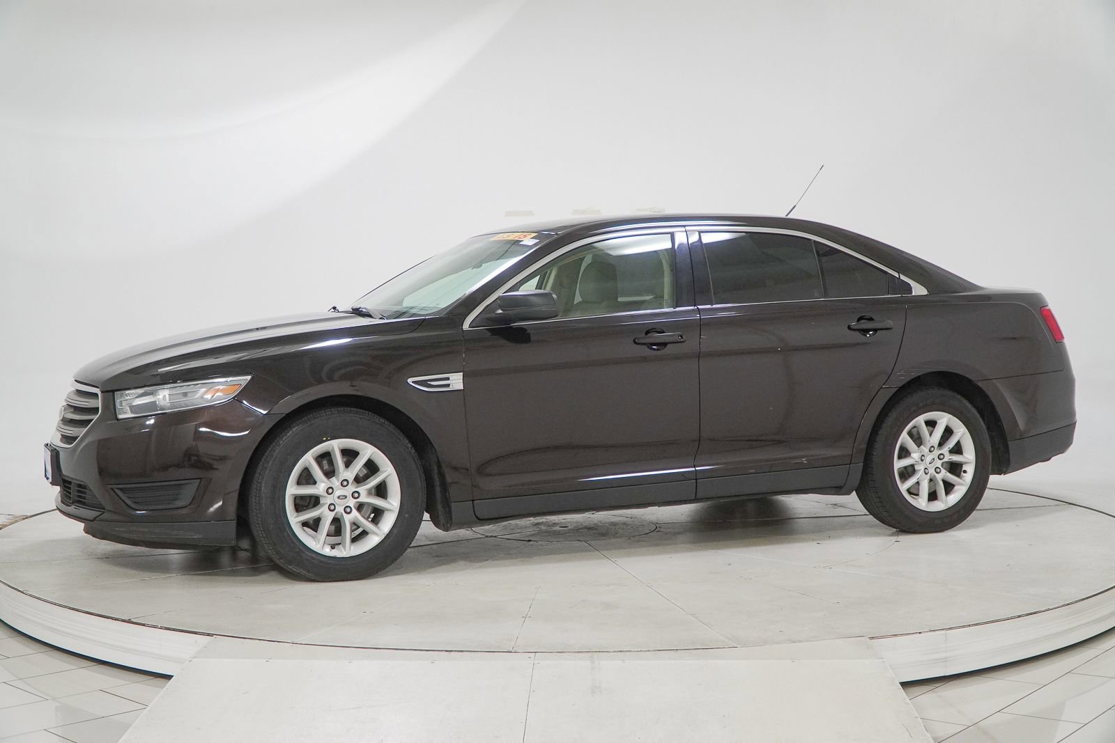 Used 2014 Ford Taurus SE FWD image 4