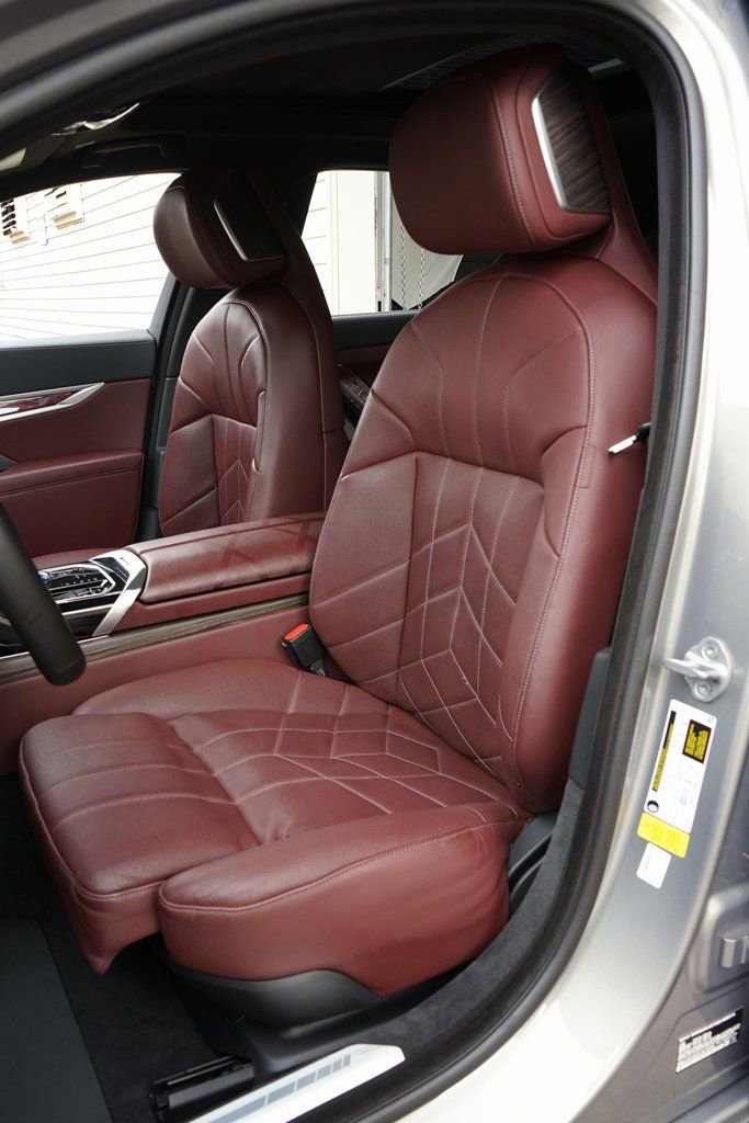 Used 2023 BMW 740i w/ Executive Package image 9