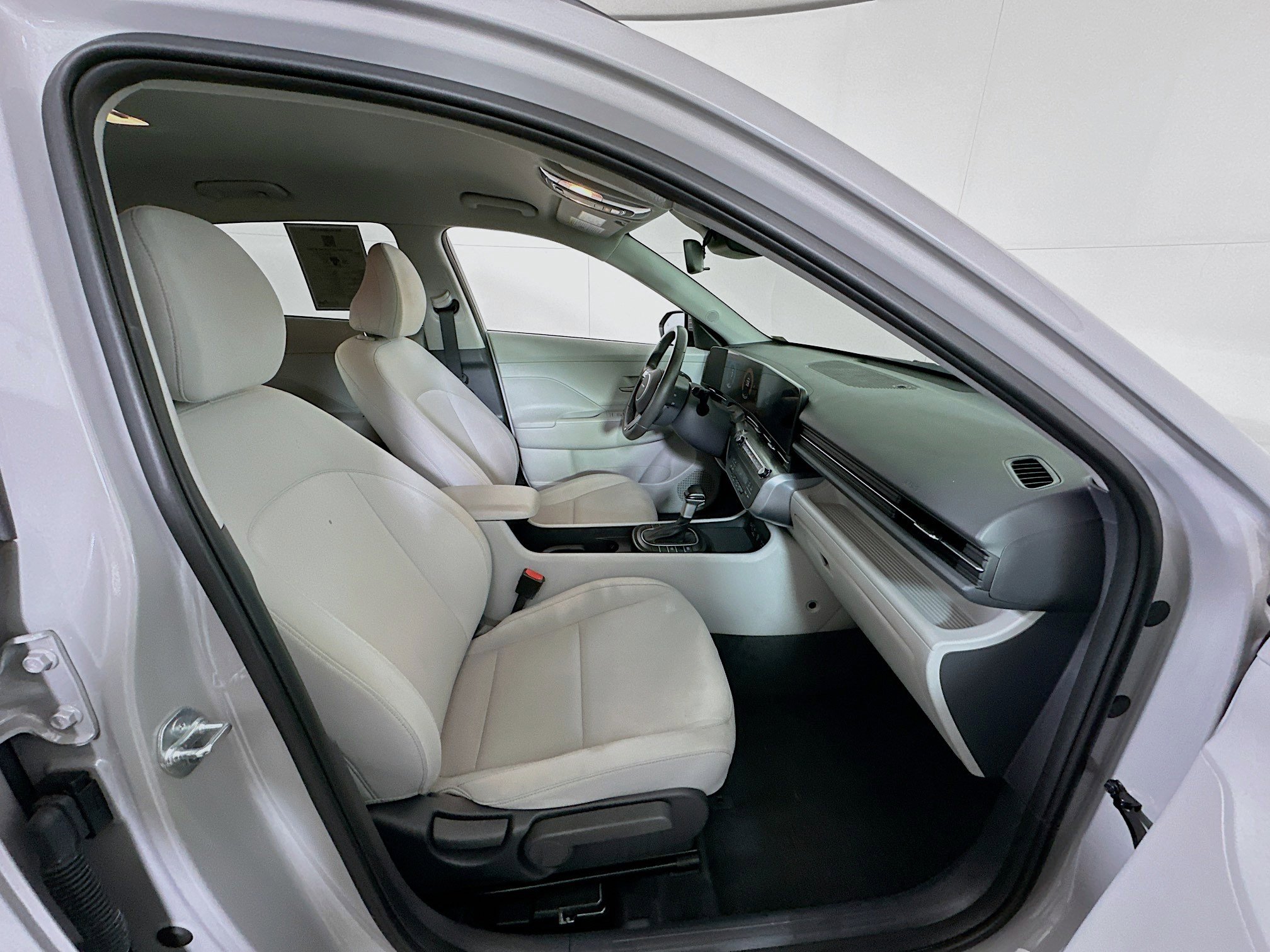 Used 2025 Hyundai Kona SEL image 32