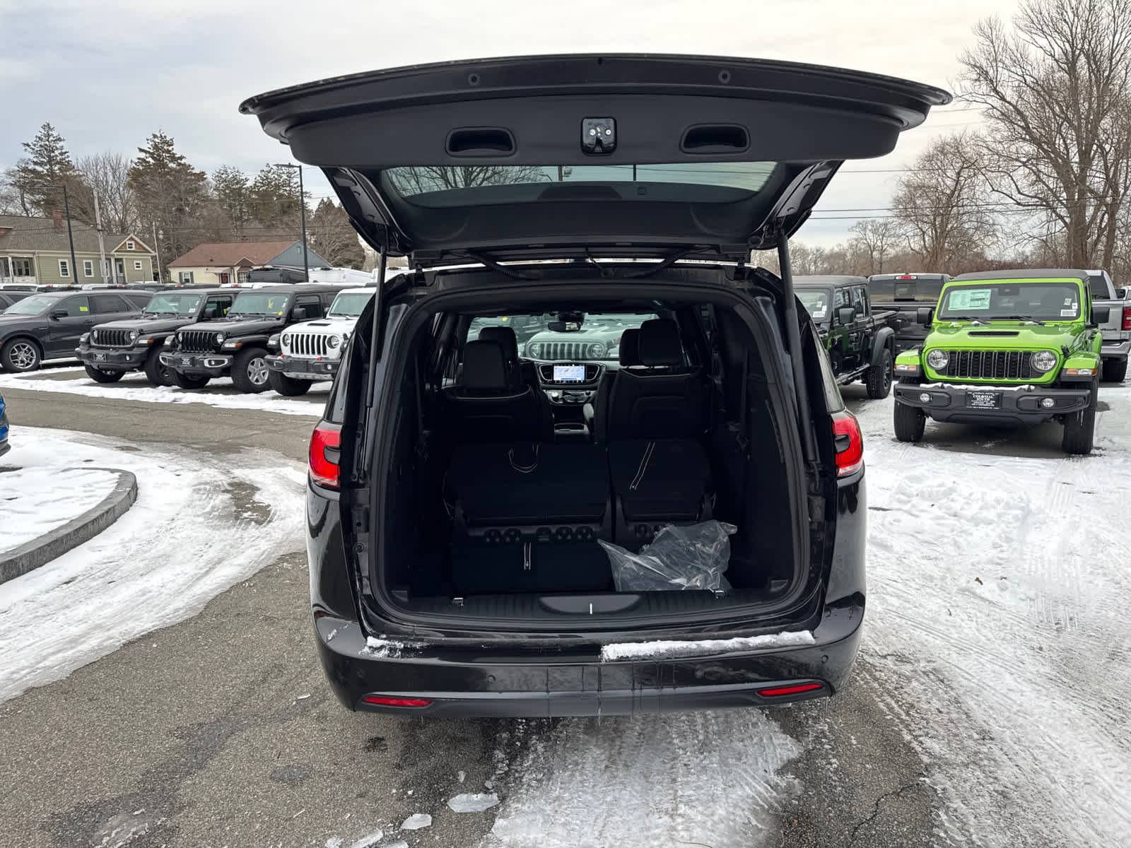 Used 2023 Chrysler Pacifica Limited w/ Uconnect Theater Family Group image 39