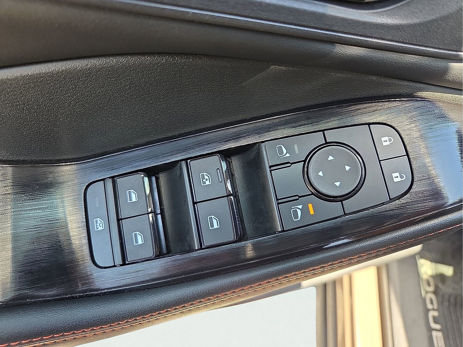 Used 2025 Nissan Rogue SV AWD/4WD image 15
