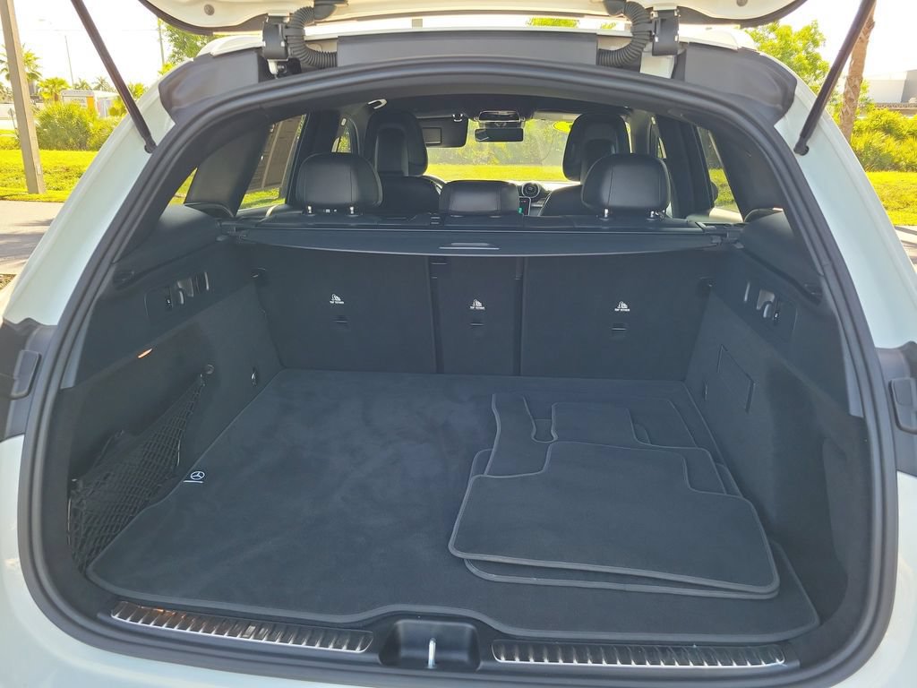 Used 2025 Mercedes-Benz GLC 300 4MATIC image 11