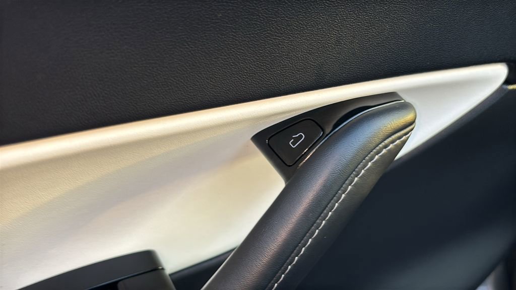 Used 2020 Tesla Model Y Long Range image 10