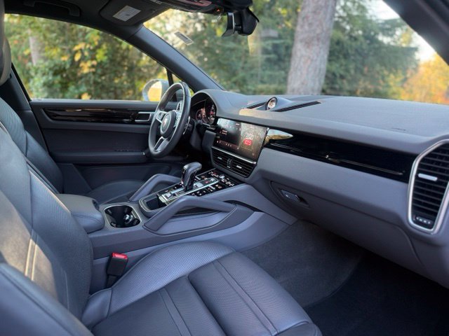 Used 2022 Porsche Cayenne AWD/4WD image 16