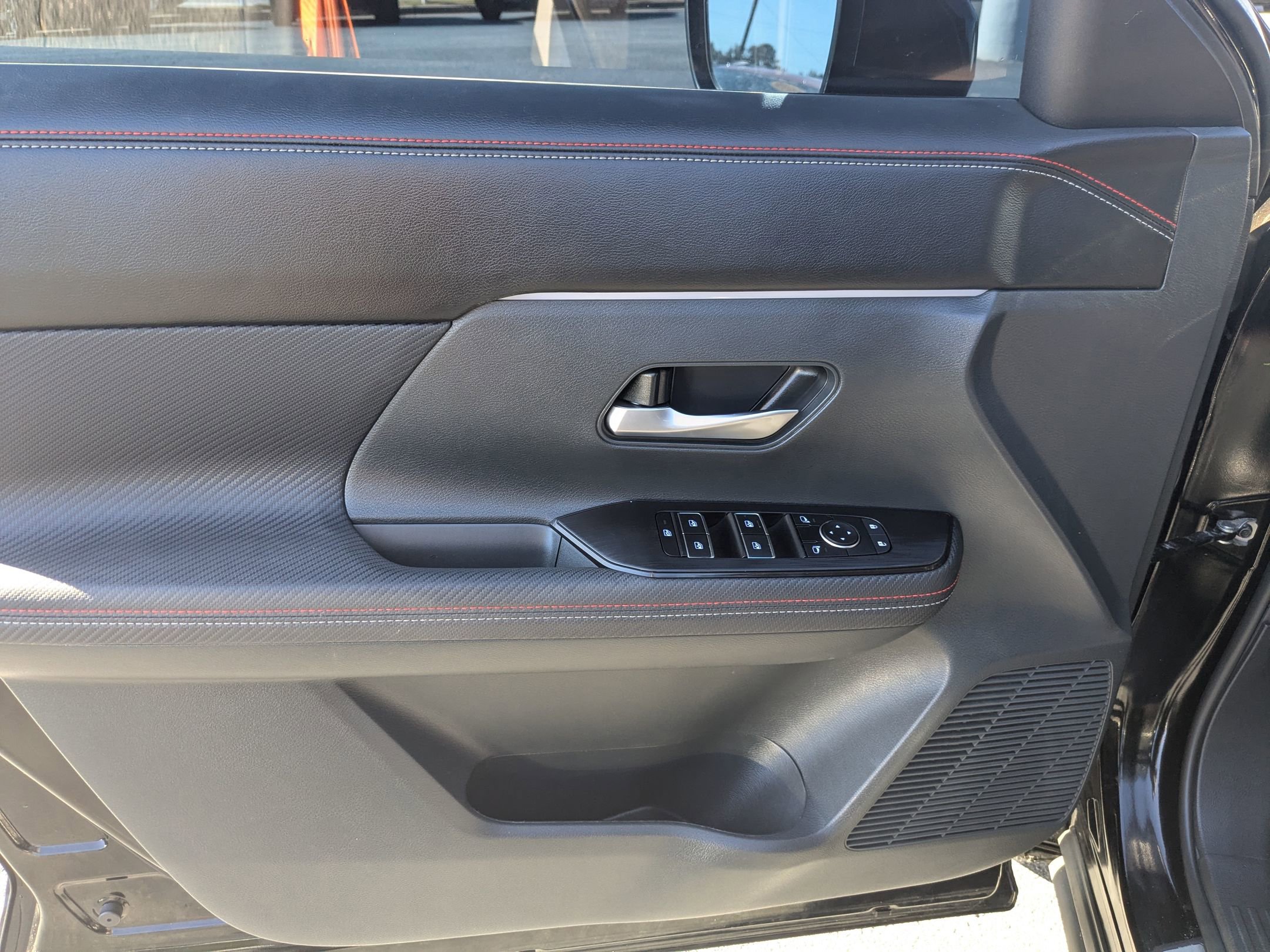 Used 2025 Nissan Kicks SR w/ Illumination Package image 11