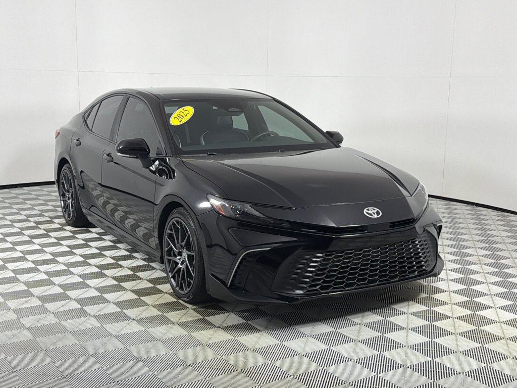 Used 2025 Toyota Camry SE w/ Convenience Package FWD image 3