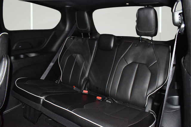 Certified 2025 Chrysler Pacifica Limited FWD image 18