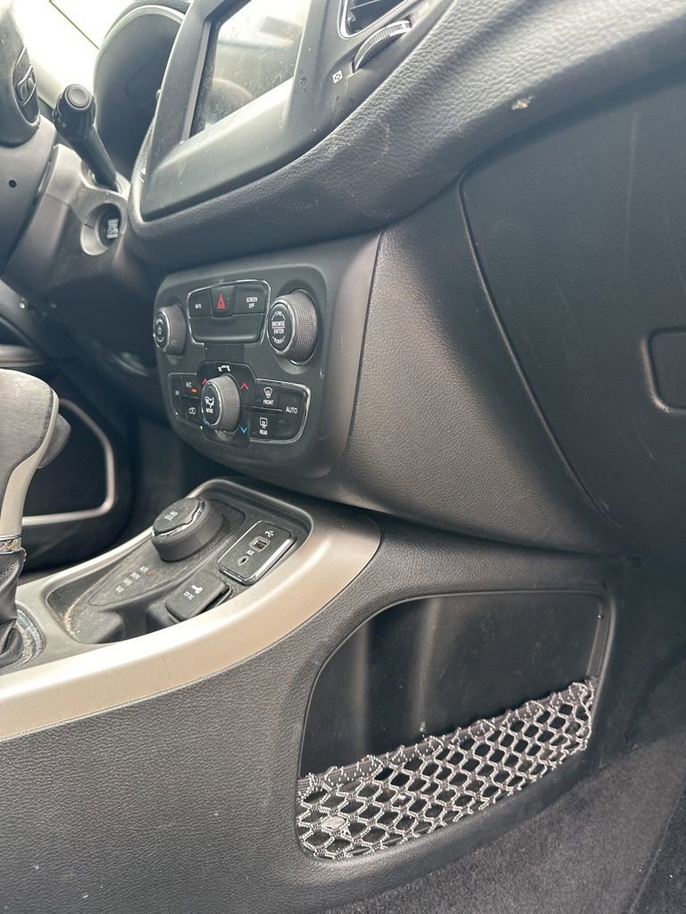 Used 2018 Jeep Compass Latitude w/ Popular Equipment Group AWD/4WD image 32