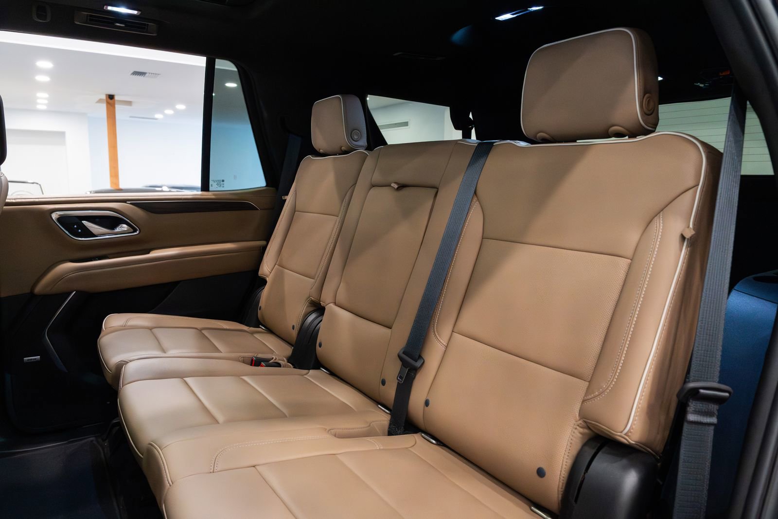 Used 2021 Chevrolet Tahoe Premier w/ Premium Package AWD/4WD image 11